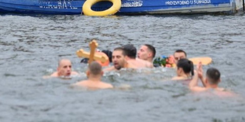 Šest žena pliva za časni krst na jezeru u Šumaricama: Prijavljeno više od 100 učesnika