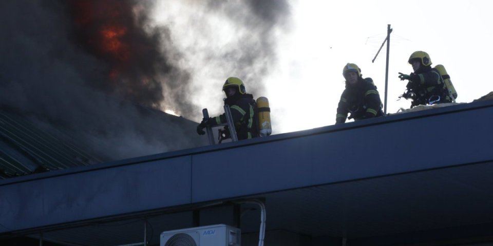 Vatrogasci  otkrili kako su reagovali kad su videli da gori Kineski tržni centar! Ovako je ugašen požar!