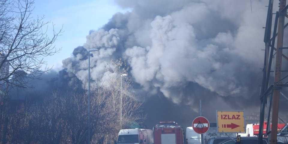 Veliki požar u Dobanovcima! Gori magacin jedne kompanije! (FOTO)