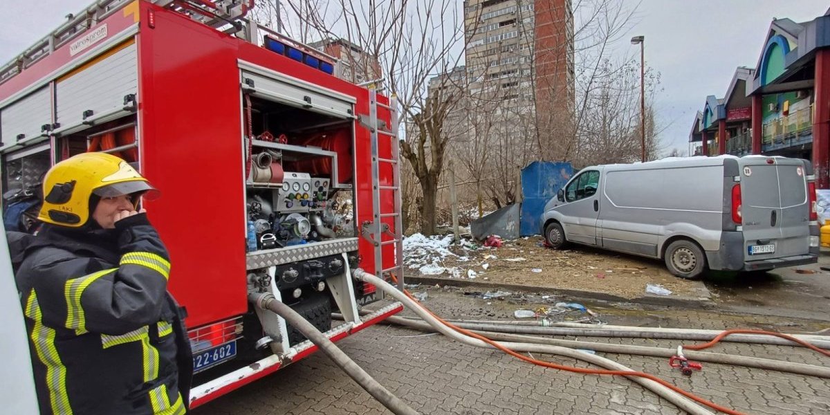 Zapalio se kombi na putu ka Obrenovcu: Plamen progutao celo vozilo (FOTO)