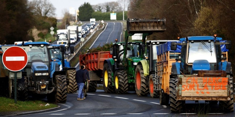 Ustanak u Francuskoj! Traktori blokirali glavni autoput, nepregledne kolone širom zemlje, vlada najavljuje mere! (VIDEO)