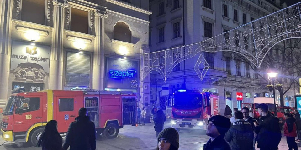 Svi su u panici izleteli na ulicu! Stanari opisali užasan prizor u Knez Mihajlovoj: Osetio se miris dima, a onda... (FOTO, VIDEO)