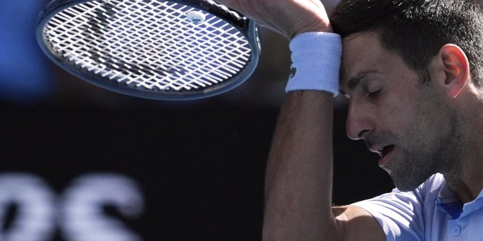 Nemile scene u Melburnu! Navijaču pozlilo, Novakovo polufinale na kratko prekinuto! (VIDEO)