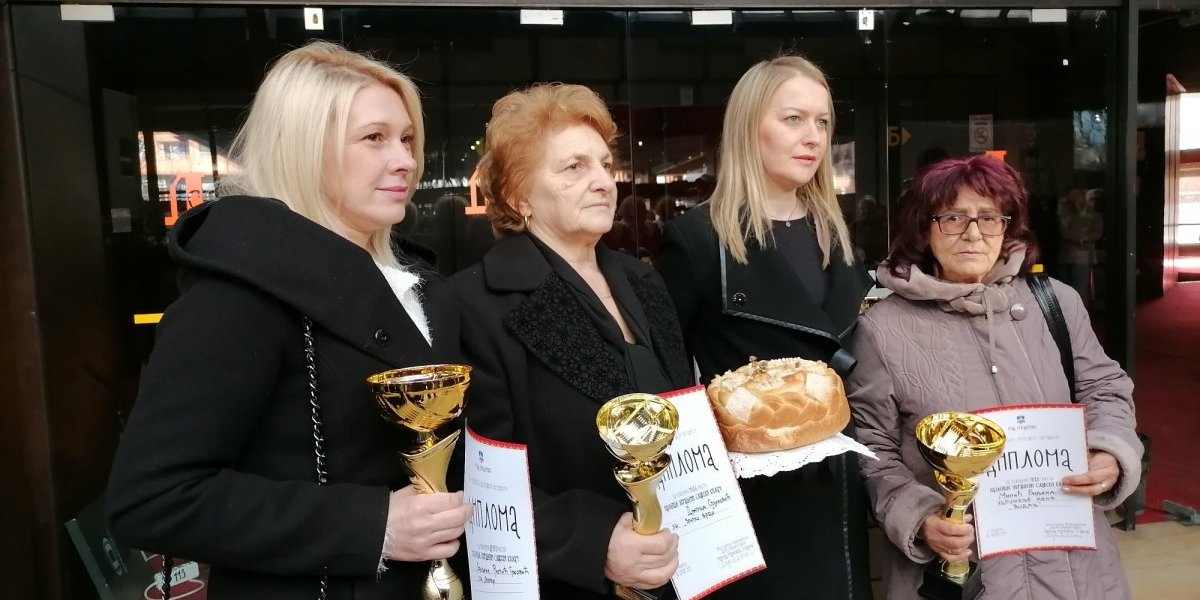 Dobitnice priznanja u kategoriji Najlepše ukrašen slavski kolač: Biljana Minić, Ljiljana Ristić Grković i Dragica Stojanović 