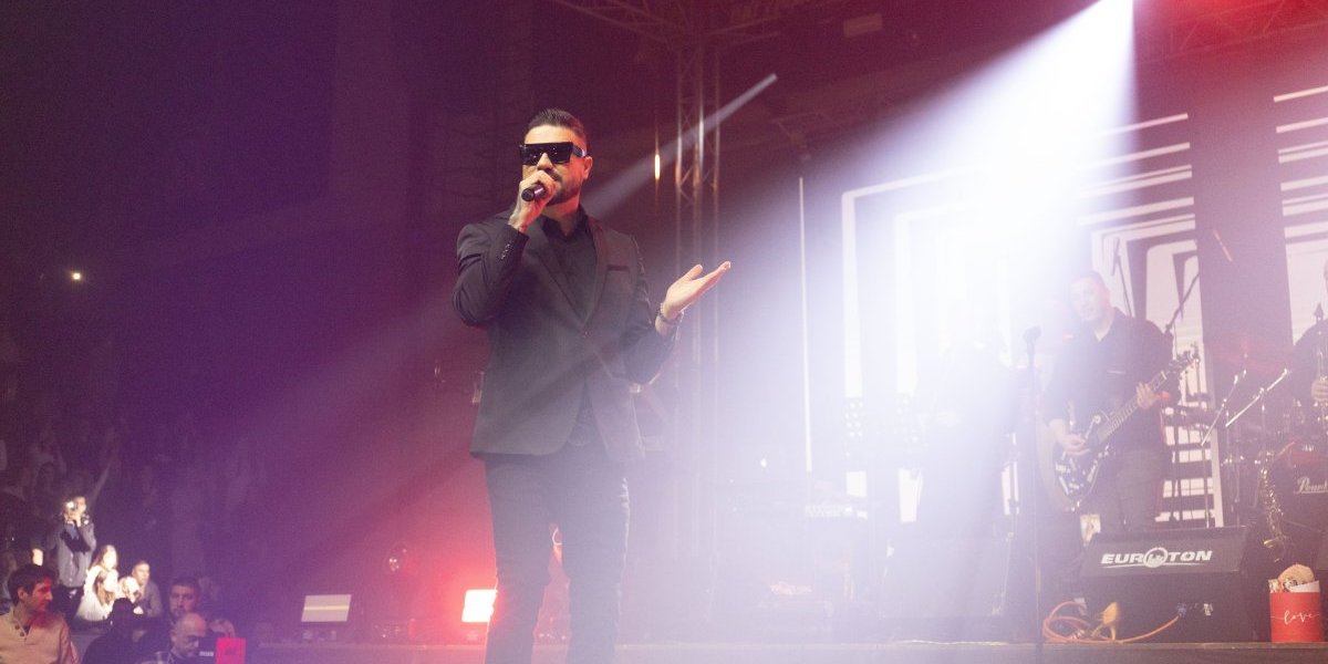 Pevač bivšoj poslao snimak veridbe: Evo kako je ona reagovala (VIDEO)