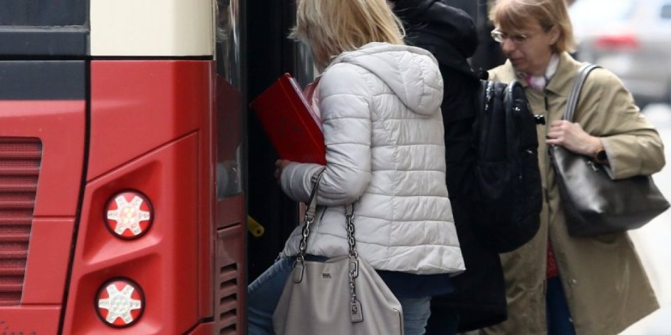 "Pribio se uz mene i stavio ruku..." Devojka doživela horor u prepunom autobusu: Pobegla od manijaka, a onda je usledio novi šok