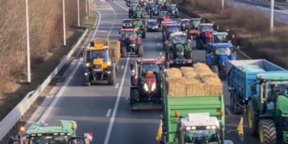 Tone Evropa sve dublje! Podigli se farmeri i u ovoj zemlji, blokiran ključni autoput (VIDEO)