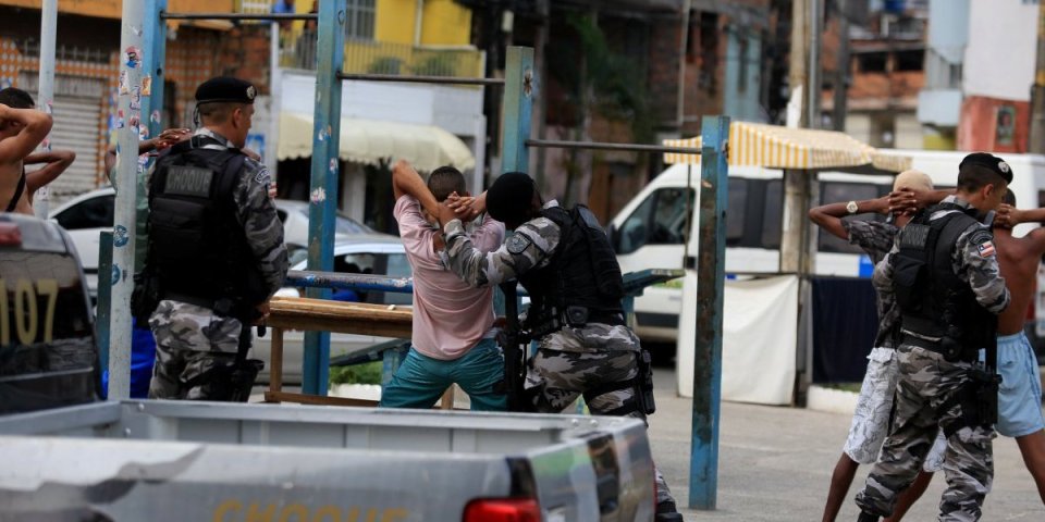 (VIDEO) Krvavi obračun u Brazilu! Građani se našli u vatri između kriminalaca i policije!