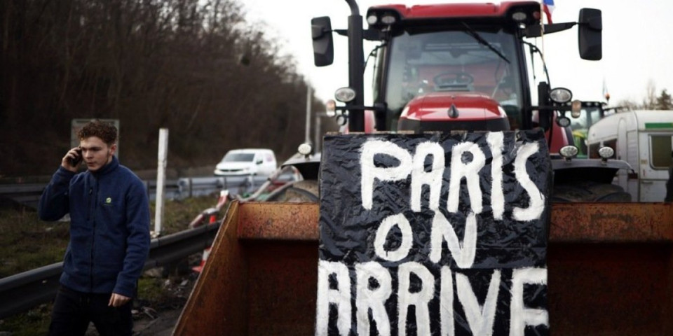 15.000 policajaca čuva Pariz! Haos u gradu svetlosti: 10.000 farmera i 5.000 traktora i bagera na ulicama! (FOTO/VIDEO)