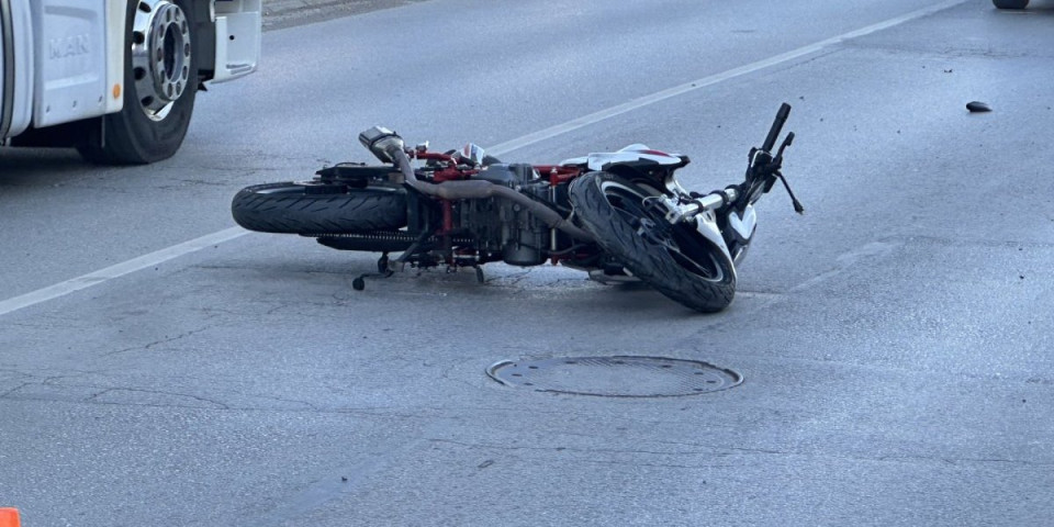 Automobil udario motociklistu u centru Batajnice! Vozač motora sa teškom povredom noge, hitno prevezen u bolnicu (VIDEO)