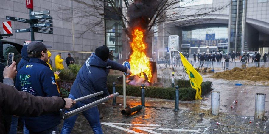 (VIDEO) Ratno stanje u srcu EU! Plato ispred Evropskog parlamenta u plamenu, jake policijske snage čuvaju institucije EU!