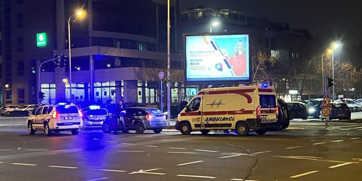 Jeziva saobraćajna nesreća na Novom Beogradu! Delovi se rasuli unaokolo, nije poznato stanje učesnika (FOTO)