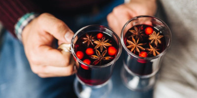 Bilo da ga pijete uz kolače, uz dobro društvo ili sami dok napolju veje, kuvano vino je klasika koja nikad ne izlazi iz mode.