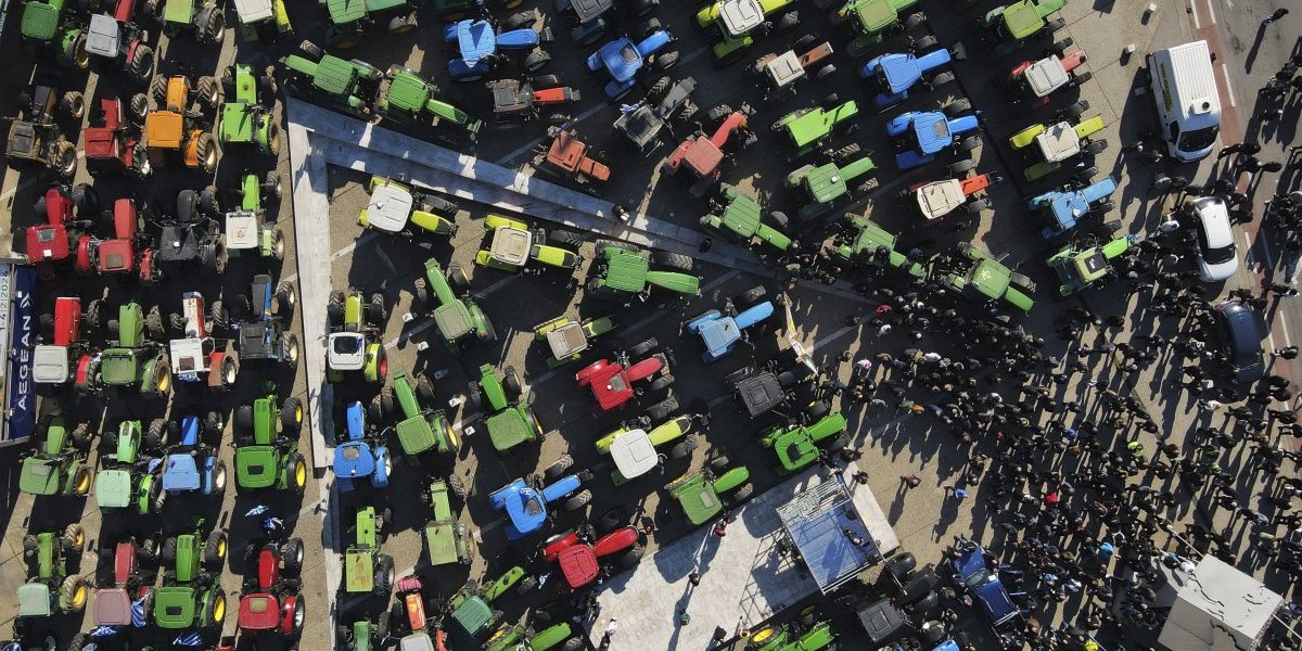 Grčka u blokadi! Haos sve veći, farmeri sa 120 traktora zaustavili saobraćaj od Soluna do Nea Mudanije (FOTO)