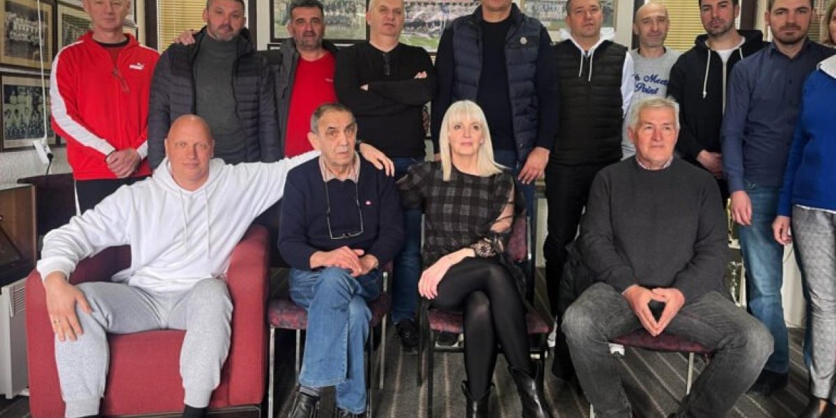 Članovi uprave FK Javor i gosti na oproštajnom koktelu