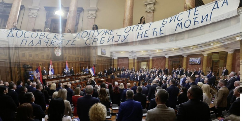 "Dosovske lopuže, opet biste da pljačkate Srbiju - neće moći!" Poslanici SNS transparentom demolirali opoziciju (FOTO/VIDEO)