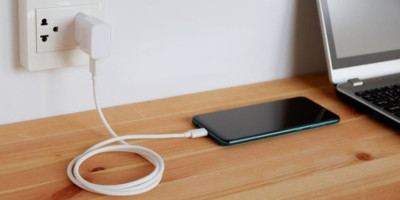 Ako punjač ostane uključen u utičnicu i kada se ne koristi, on ipak nastavlja da troši malu količinu struje. Pored njih i drugi uređaji mogu vam povećati račun.