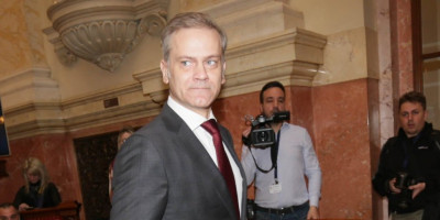 Zamenika predsednika Stranke slobode i pravde Borko Stefanović, presrećan je što su se u Strazburu izborili za rezoluciju kojom traže da se Srbiji uvedu sankcije.