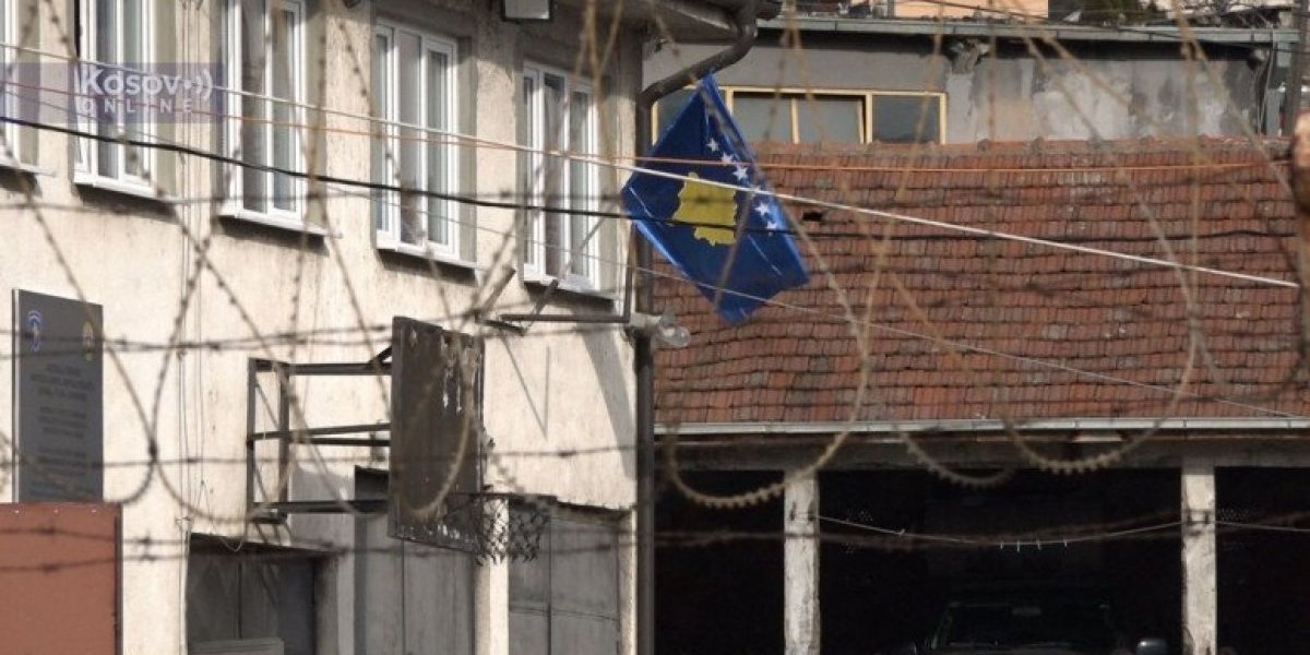 Kurti ne staje sa zulumom! Postavljena zastava lažne države na vatrogasnoj stanici u Leposaviću