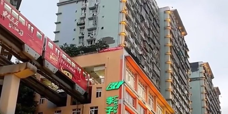 Čudo neviđeno! Voz prolazi kroz zgrade, stanovi plutaju po vodi, pumpe su na krovovima (VIDEO)