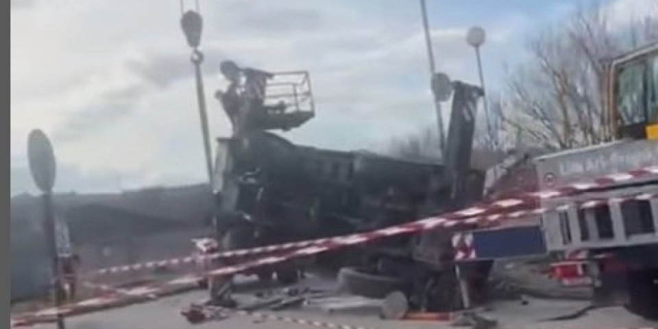 Karambol u Čačku! Prevrnuo se kamion sa kranom (FOTO/VIDEO)