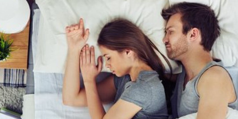 Jedna navika pred spavanje uništava vašu vezu! Sve više parova ovo radi