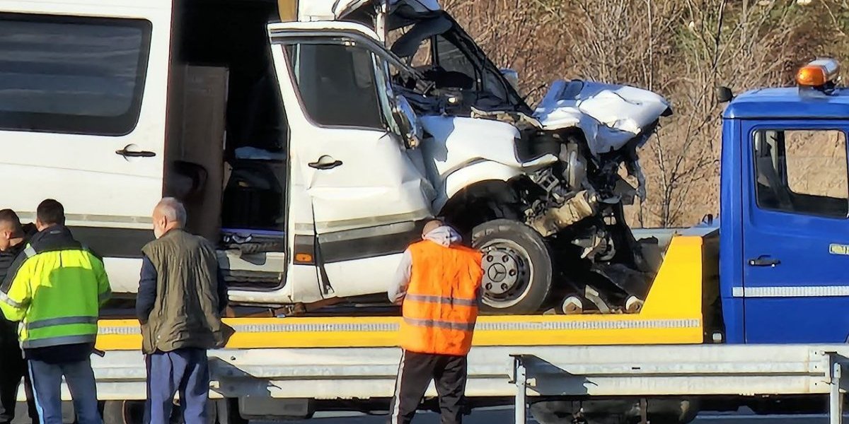 Težak sudar kod Novog Sada: Mini bus uništen, kamion manje oštećen (FOTO)