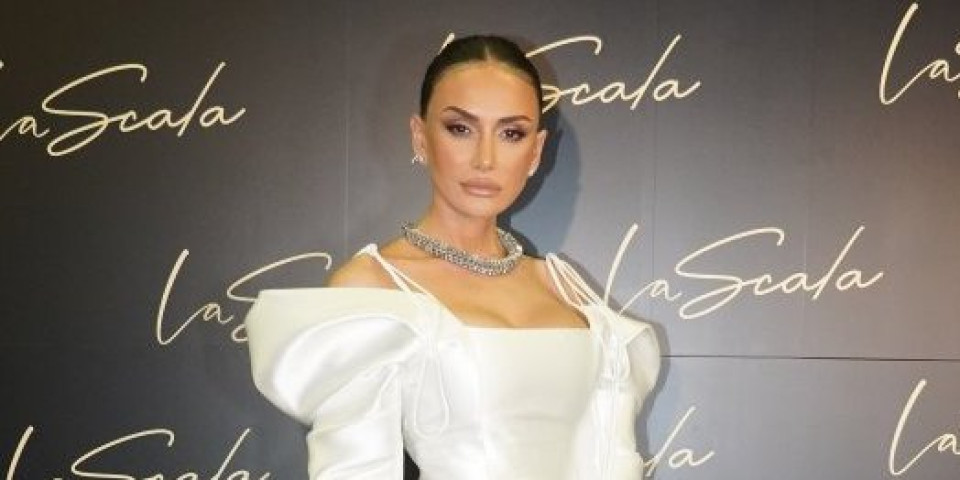 Paklene vrućine, a ona u čizmama – Emina Jahović šokirala goste, digla noge na stolicu usred restorana