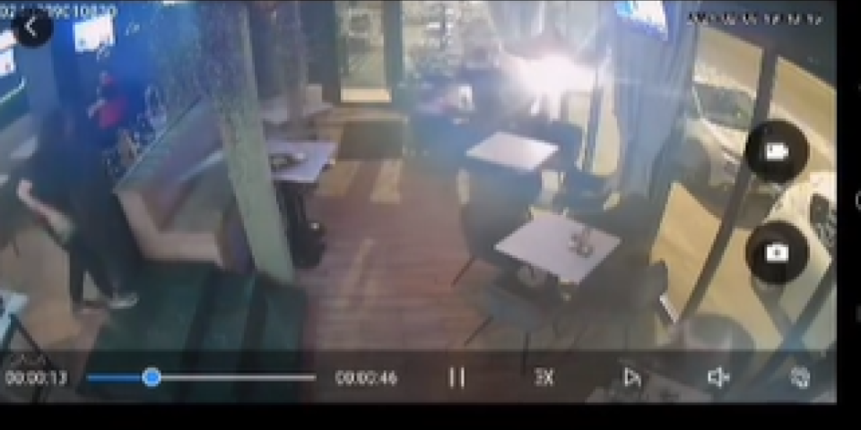 Šokirani gosti skakali sa stolica i bežali! Isplivao snimak sa Ceraka: Saobraćajni znak upao u kafić! (VIDEO)