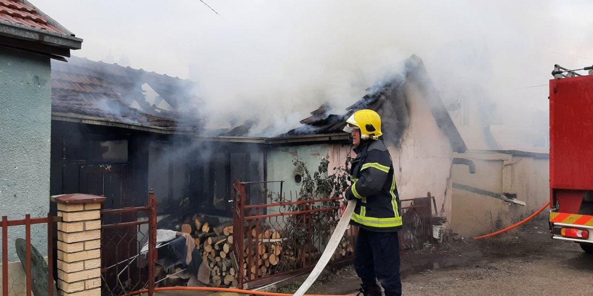 Gori kuća u Prokuplju: Žena istrčala, pas ostao unutra, komšije zvale vatrogasce
