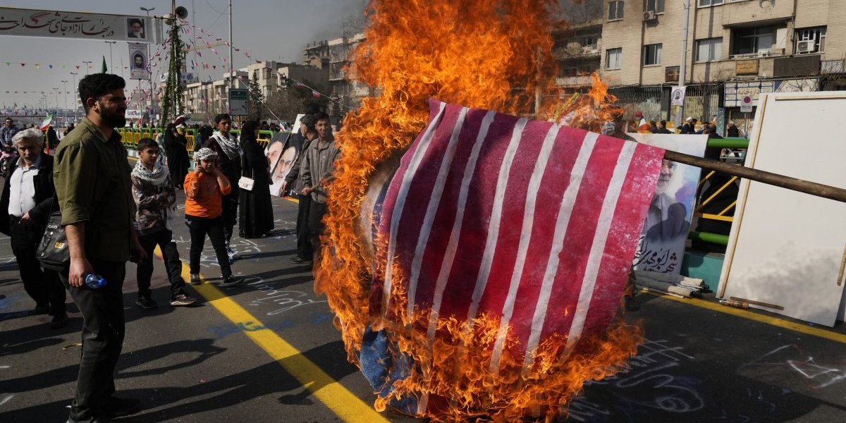 (FOTO/VIDEO) Pohvalili se balističkim raketama, pa uzvikivali "Smrt Americi"! Palili i zastave - ovako Iran slavi