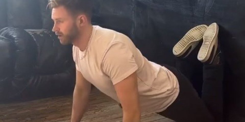 Trik terapeuta zaludeo Instagram, svi mu se zahvaljuju! Rešava bol u leđima, pogotovo u donjem delu! (VIDEO)