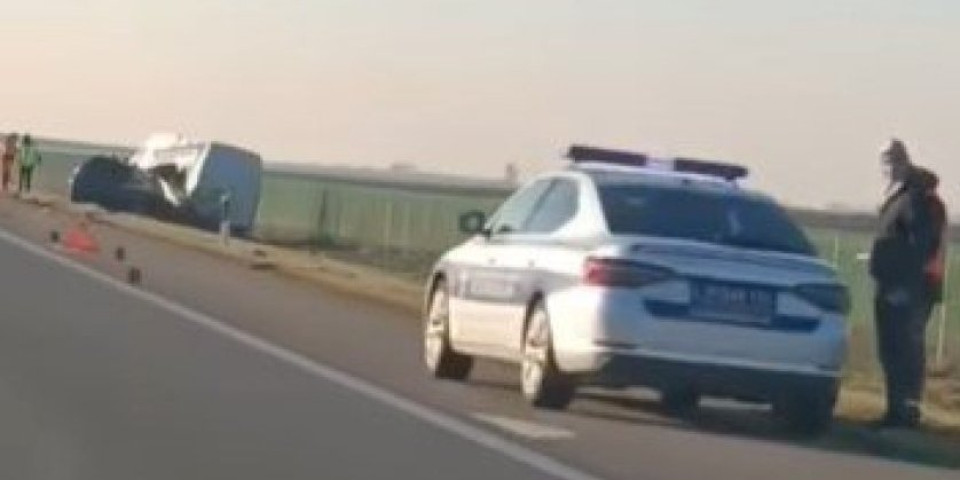 Snimak sudara automobila i kombija na autoputu: Oba vozila sletela sa kolovoza kod Subotice