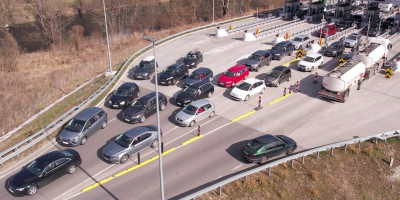 Na graničnim prelazima u jeku letnje sezone došlo je do opšteg kolapsa, a kako prikazuju nadozorne kamere, kolonama vozila se gotovo ne vidi kraj!