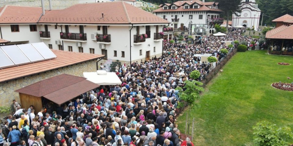 Čudesno otkriće u Tumanu: Iguman otkrio kako su pronađene mošti Svete Petke, pa ovo najavio vernicima (FOTO/VIDEO)