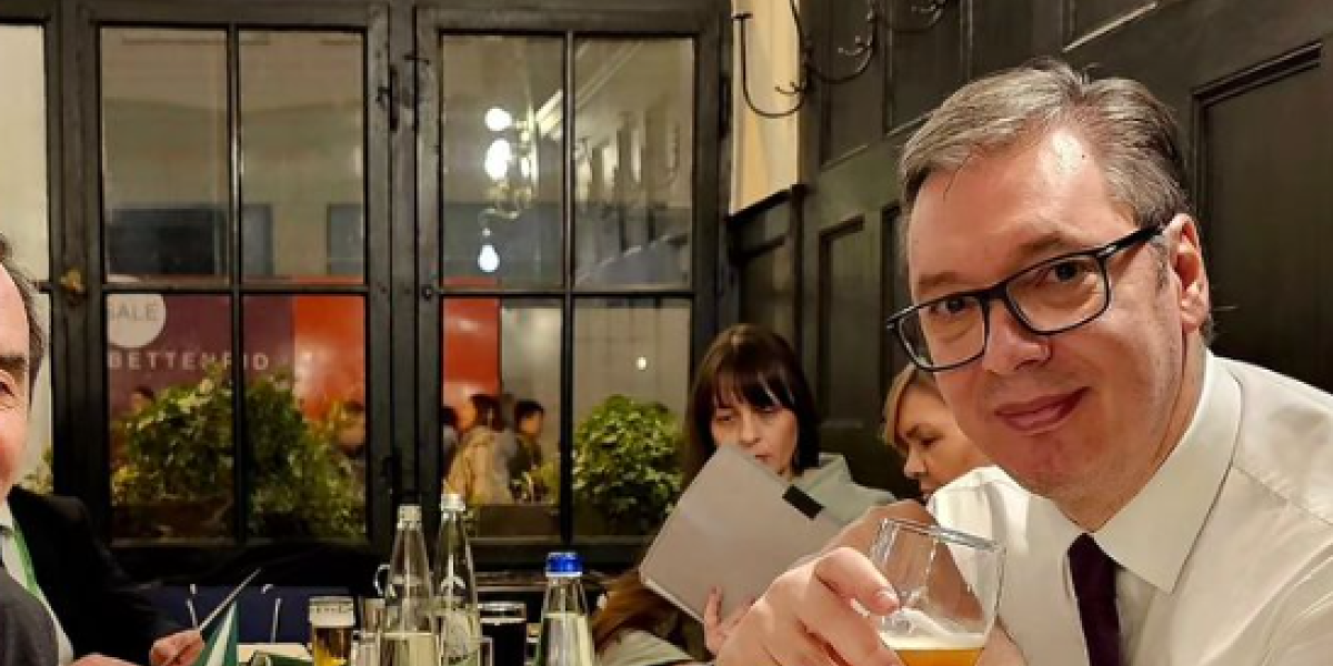 Srećan sam što posle 20 godina možemo da popijemo pivo! Evo sa kim predsednik Vučić provodi slobodno vreme u Minhenu (FOTO)