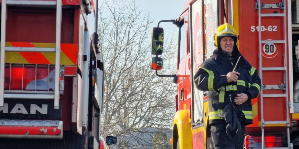 Bukti požar u Kaluđerici: Vatrogasne nekipe stigle na lice mesta (VIDEO)