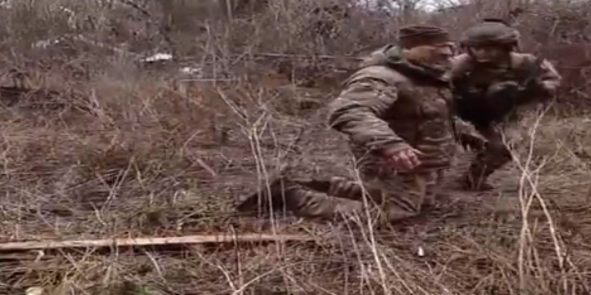 (VIDEO) Kuda je ovaj pošao?! Dramatičan snimak iz Avdejevke! Rusi uhvatili stotine zarobljenika nakon opšte bežanije Ukrajinaca!