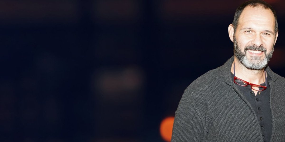 Propali glumac izazvao haos pred Skupštinom! Kubura mortus pijan i u kostimu napao policajce i vređao okupljene građane (VIDEO)