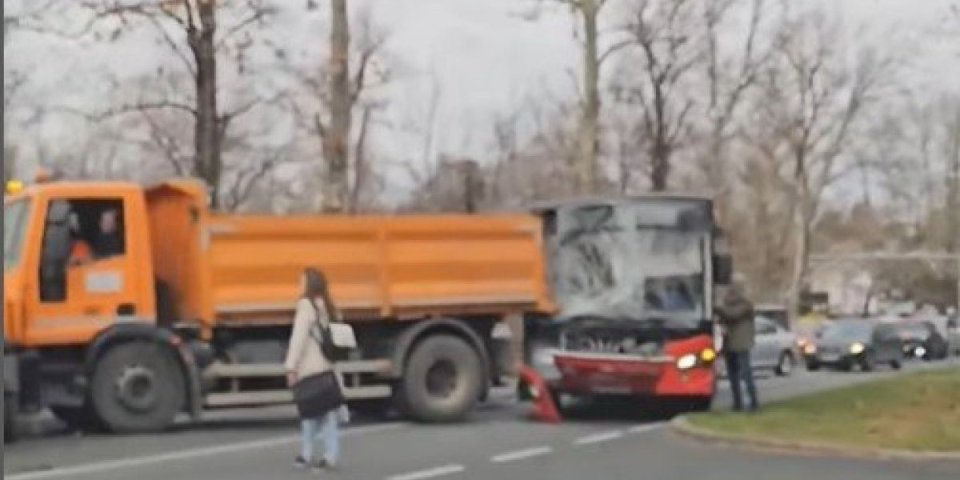 Snimak sudara autobusa GSP i kamiona: Saobraćajna nezgoda na Voždovcu