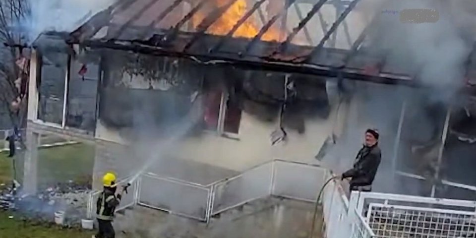 Vatrena stihija za tren oka progutala kuću! S tugom u očima Miško je gledao kako u plamenu nestaje njegov trud(VIDEO)