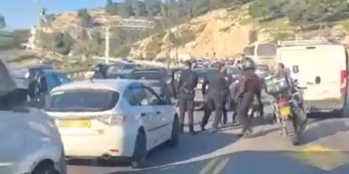 (VIDEO) Strašan teroristički napad u Jerusalimu! Izleteli iz automobila i otvorili vatru, ima mrtvih!