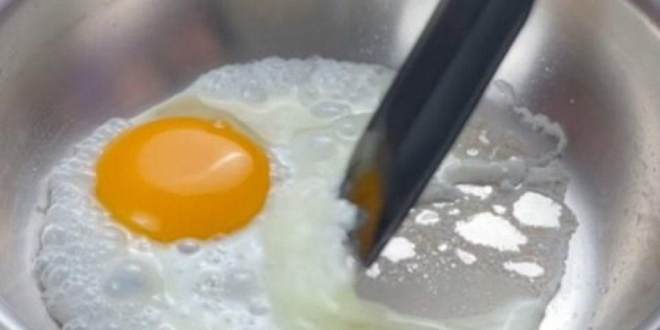 Dodajte ovu namirnicu i jaja vam se više nikada neće lepiti za tiganj (VIDEO)