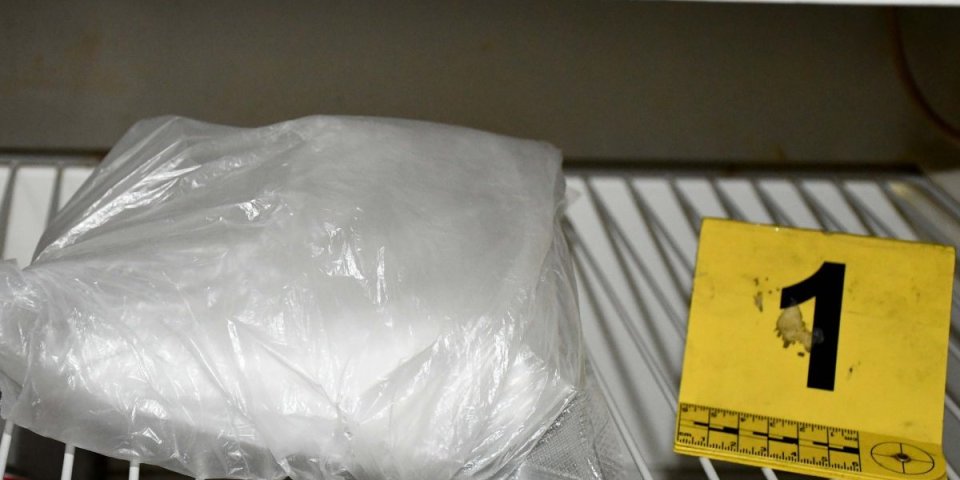 Odbacio amfetamin pri susretu sa policijom: U stanu dilera otkriveno 665 grama droge