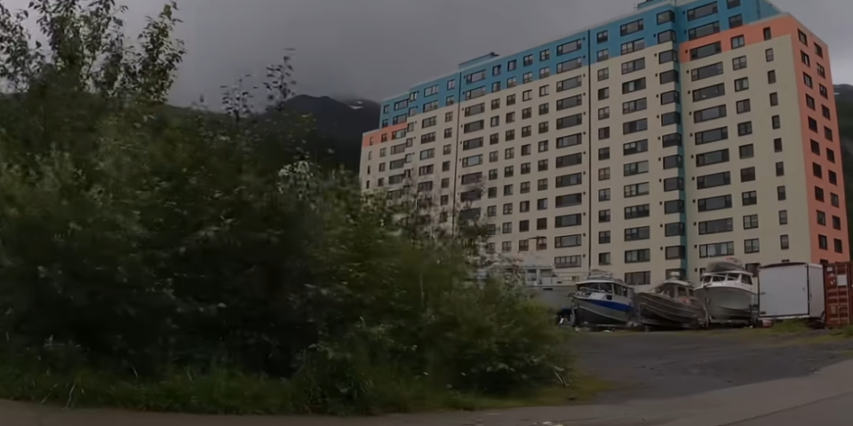 Kao iz horor filma! Ljudi godinama ne izlaze iz ove zgrade - zovu ih "zatvorenici", a evo i zašto (FOTO/VIDEO)