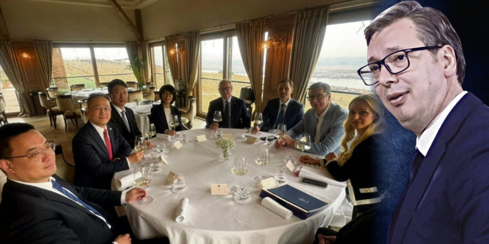 Jelena, Mali, Vesić i ja na prijatnom ručku sa ambasadorom Kine! Naravno, probali smo domaća vina!