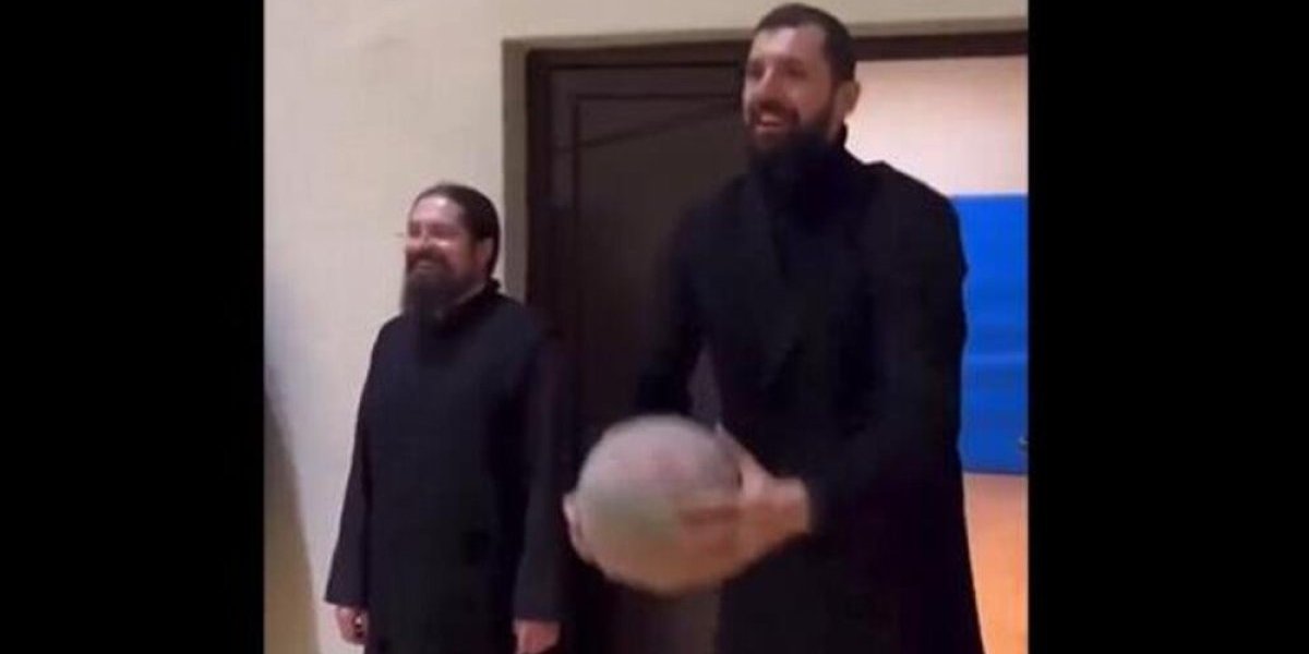 Mirotić bacao magiju u Prizrenu! Tokom posete srpskim svetinjama pogodio nestvarnu trojku (VIDEO)