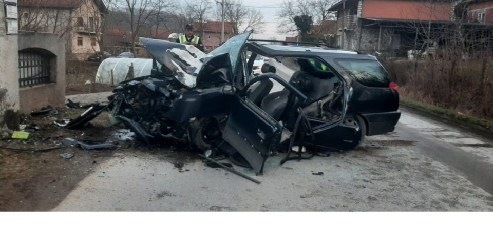 Izgubio kontrolu nad vozilom i udario u električni stub! Teška saobraćajna nesreća kod Kruševca! (FOTO)