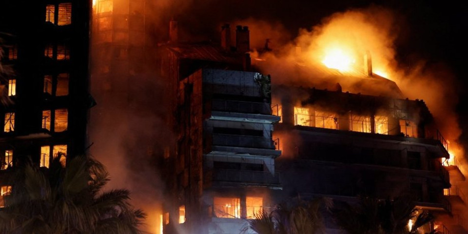 (FOTO, VIDEO) Strašne scene! Vatra za tili čas progutala stambenu zgradu u Valensiji! Stižu jezive vesti!