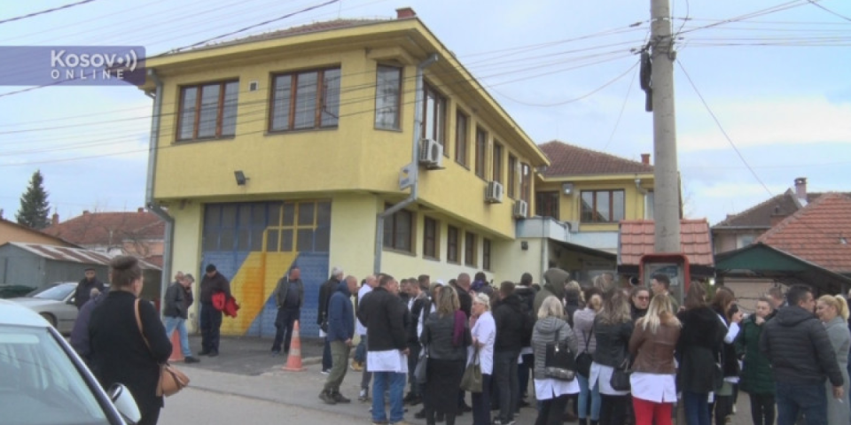 Zdravstveni radnici ispred Pošte u Gračanici: Ugrožena nam je egzistencija, pacijenti posebno pogođeni (VIDEO)